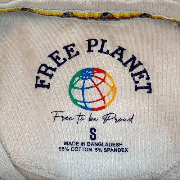 Free Planet Rainbow Print Crew Neck T-Shirt - Picture 6 of 6